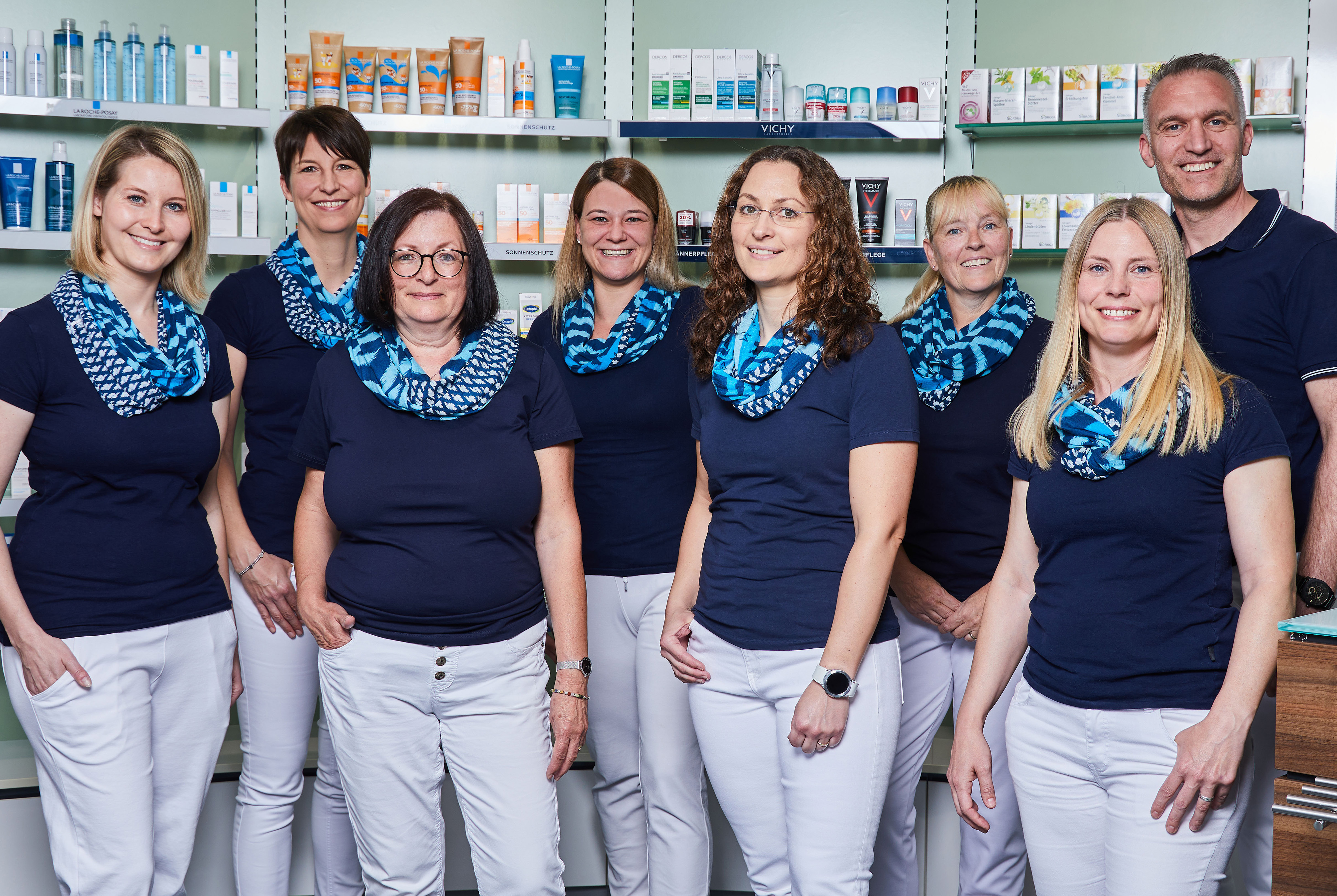 Moderne Innenansicht der Löwen-Apotheke, das Team der Löwen-Apotheke Saarwellingen.